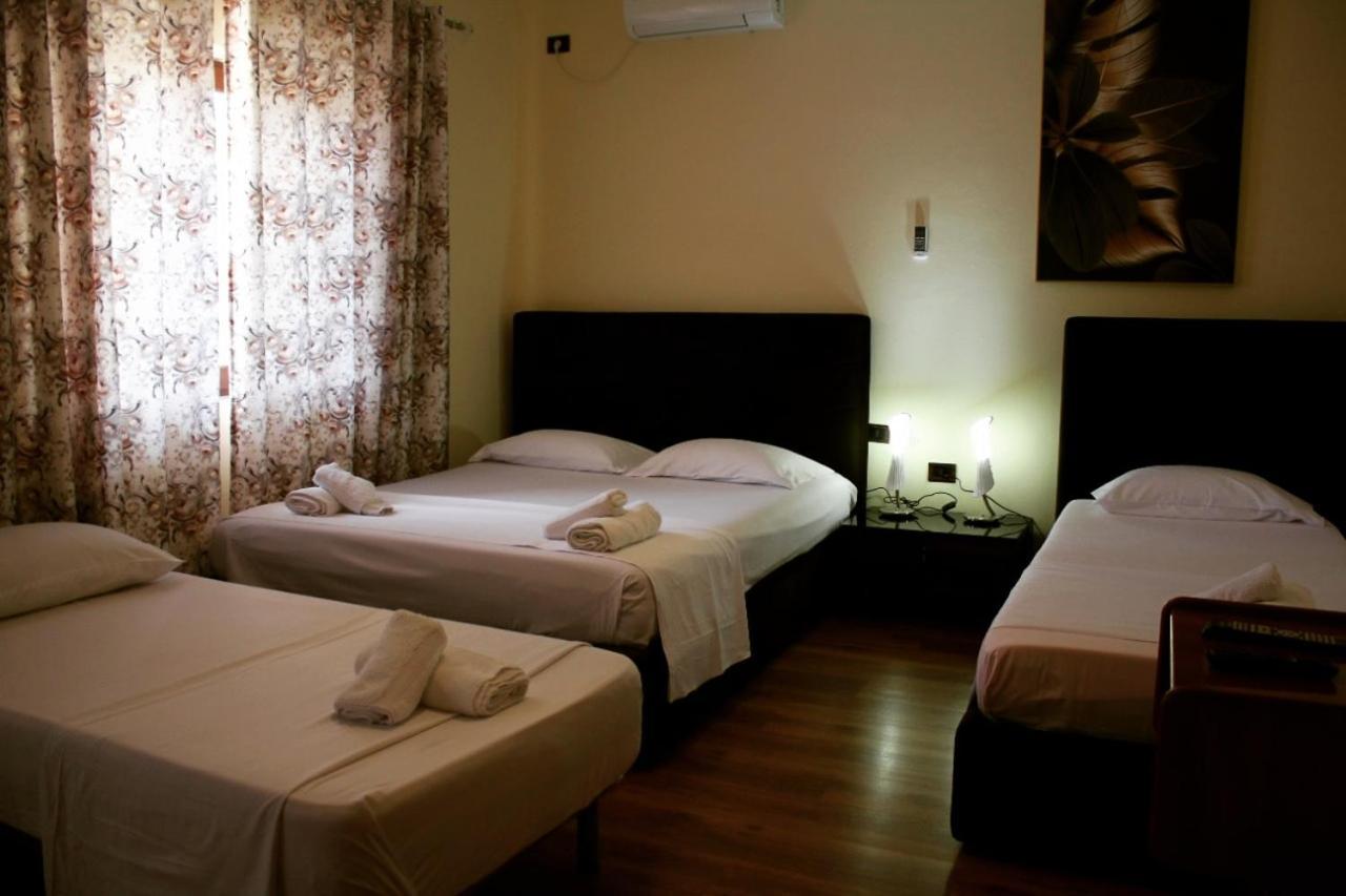 Hotel Ambasador Garden Lezhë Quarto foto